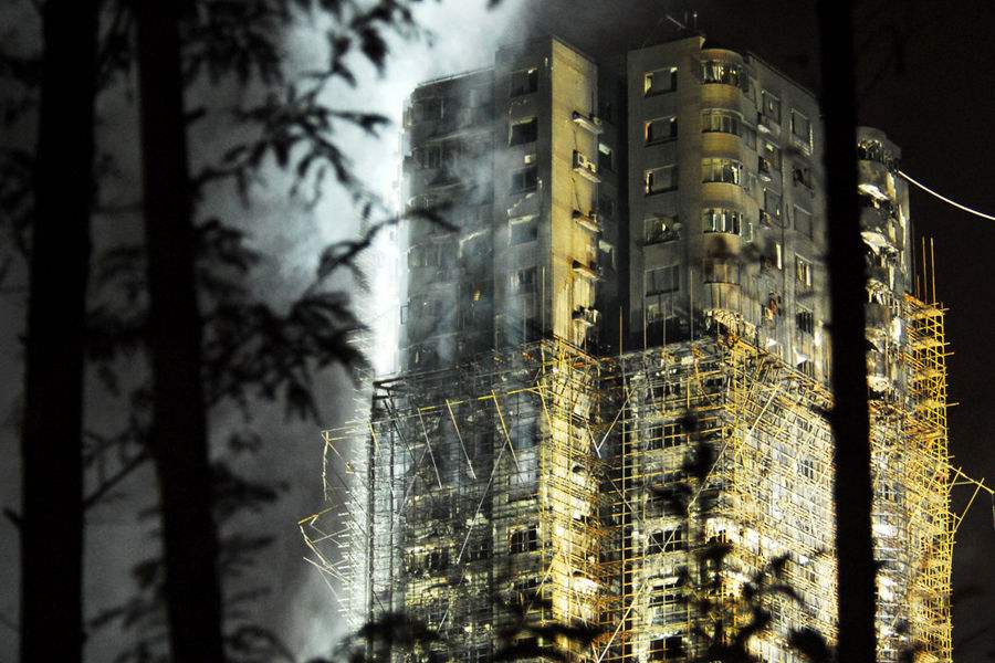 2010年11月15日14时，上海市静安区胶州路707栋1号高层公寓起火。